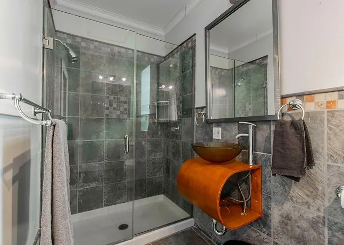 Modern 4 Bedroom Greystone * Chicago