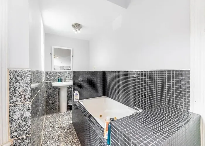Modern 4 Bedroom Greystone
